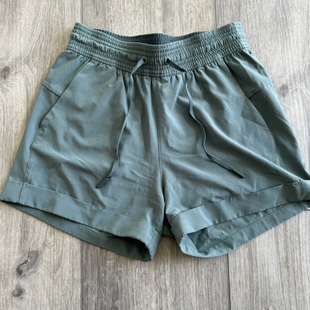 Lululemon Light Cuffed Shorts with Pockets Size 2